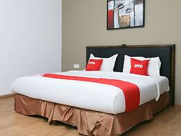 OYO 89915 East Mount Hotel