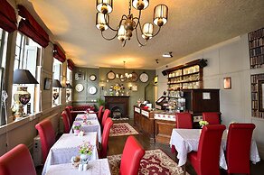 The Royal Victoria & Bull Hotel