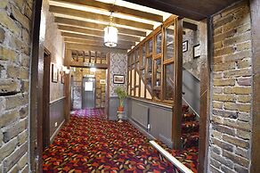 The Royal Victoria & Bull Hotel