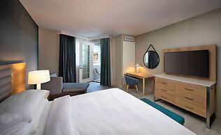 Inn at the Pier Pismo Beach, Curio Collection by Hilton