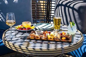 Inn at the Pier Pismo Beach, Curio Collection by Hilton