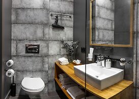 The Faces Petrogradskaya