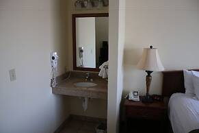 Edgewood Hotel & Suites