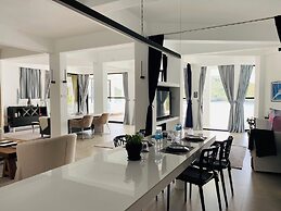 Stunning luxe 220sm villa by the sea entirely private with own pool