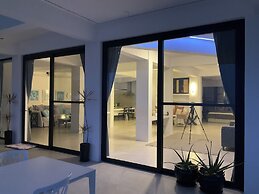 Stunning luxe 220sm villa by the sea entirely private with own pool