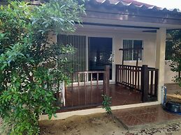 Pranee Beach Bungalows