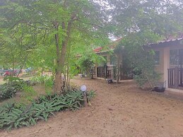 Pranee Beach Bungalows