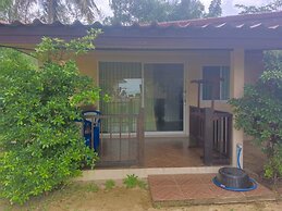 Pranee Beach Bungalows