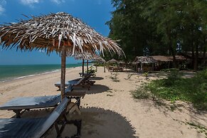 Pranee Beach Bungalows