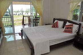 Pranee Beach Bungalows