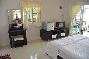 Pranee Beach Bungalows