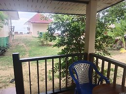 Pranee Beach Bungalows