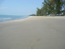 Pranee Beach Bungalows