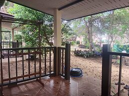 Pranee Beach Bungalows