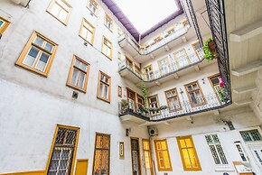 happy home Budapest JOY