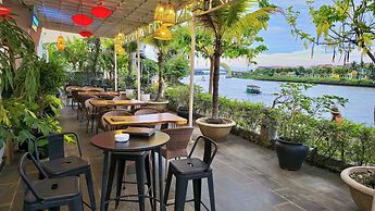 Riverside White House Hotel