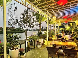 Riverside White House Hotel