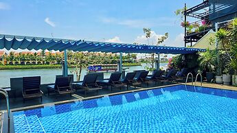 Riverside White House Hotel