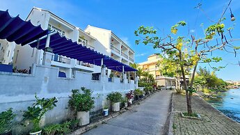 Riverside White House Hotel