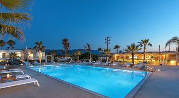 White Pearls Luxury Suites - Adults Only