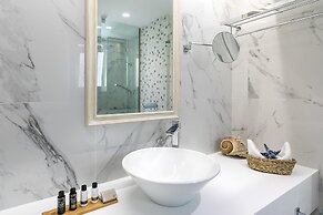 White Pearls Luxury Suites - Adults Only