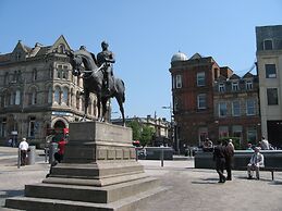 Luxury Two Bed Apartment With Parking - Wolverhampton