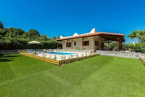 Gorgeous Villa With Pool & Gardens