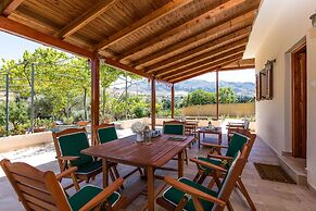 Gorgeous Villa With Pool & Gardens