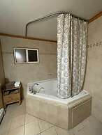 7 Bedroom on the Side of Pikes Peak on a Mountain Stream