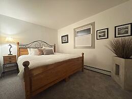 7 Bedroom on the Side of Pikes Peak on a Mountain Stream