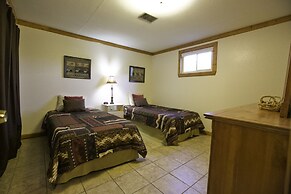 7 Bedroom on the Side of Pikes Peak on a Mountain Stream