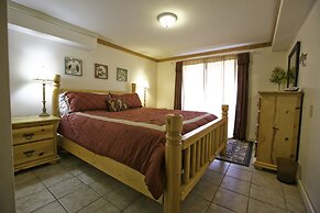 7 Bedroom on the Side of Pikes Peak on a Mountain Stream