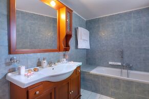 Traditional Ioannis Cottage...luxurious & Rustic With Ecological Heate