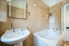 Claymore Guest House and Apartments