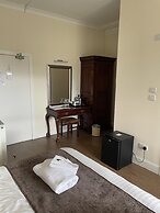 Claymore Guest House and Apartments