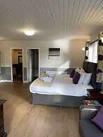 Claymore Guest House and Apartments