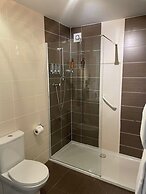 Claymore Guest House and Apartments