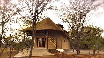 Ukutula Lodge & Game Reserve