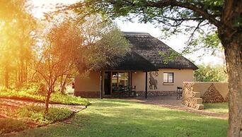 Ukutula Lodge & Game Reserve