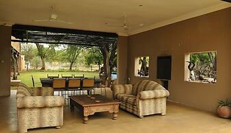 Ukutula Lodge & Game Reserve