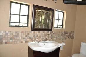 Ukutula Lodge & Game Reserve