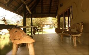 Ukutula Lodge & Game Reserve