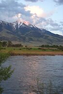 Paradise Gateway B&B and Vacation Homes