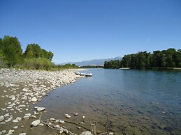 Paradise Gateway B&B and Vacation Homes