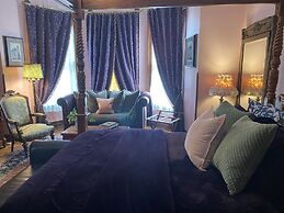 Vineyard Mansion & Carriage House Bed & Breakfast