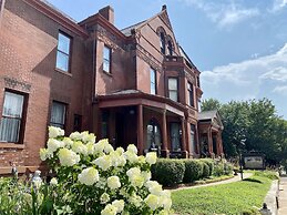 Vineyard Mansion & Carriage House Bed & Breakfast