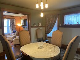 Vineyard Mansion & Carriage House Bed & Breakfast