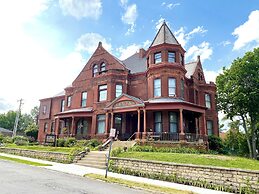 Vineyard Mansion & Carriage House Bed & Breakfast