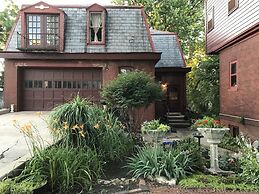 Vineyard Mansion & Carriage House Bed & Breakfast