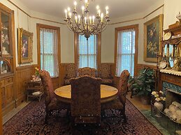 Vineyard Mansion & Carriage House Bed & Breakfast